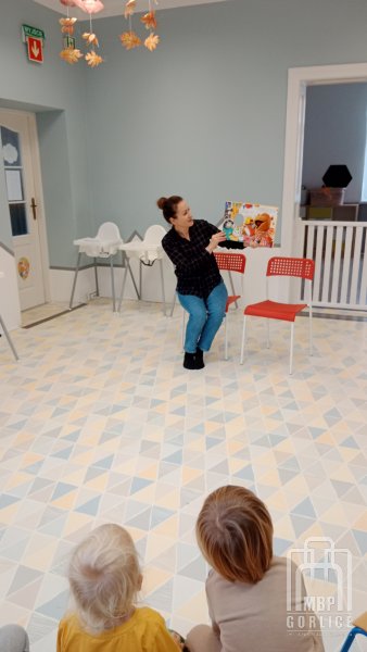 Biblioteka Gorlice, Bibliotekarka czyta książkę o Panu Niedźwiadku